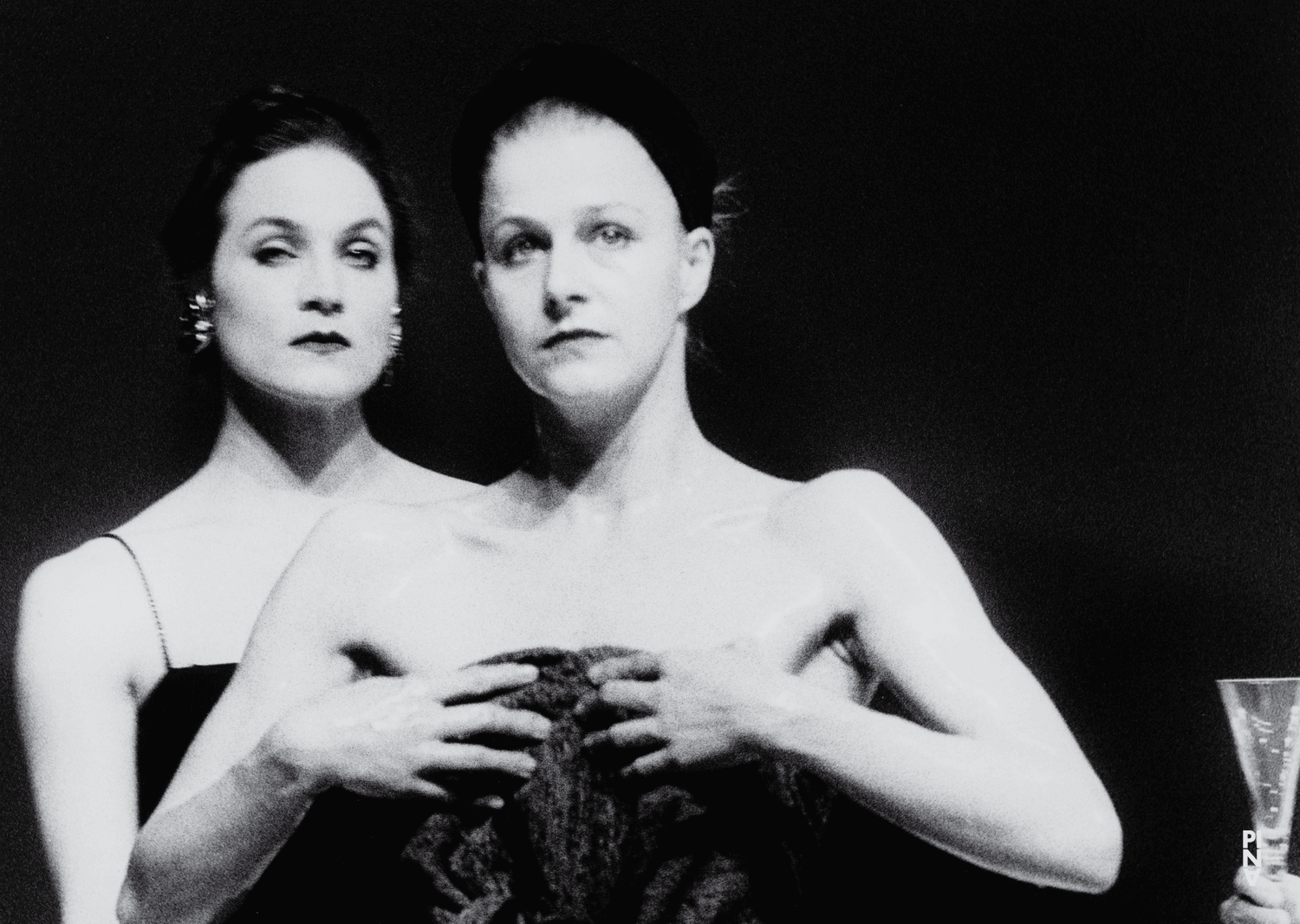 Julie Anne Stanzak et Barbara Kaufmann dans « Tanzabend II » de Pina Bausch