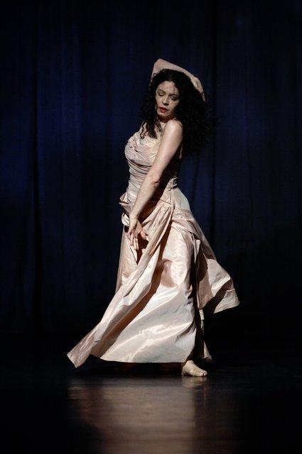 Aida Vainieri in „'Sweet Mambo'“ von Pina Bausch mit Tanztheater Wuppertal im Schauspielhaus Wuppertal (Deutschland), 29. Mai 2008