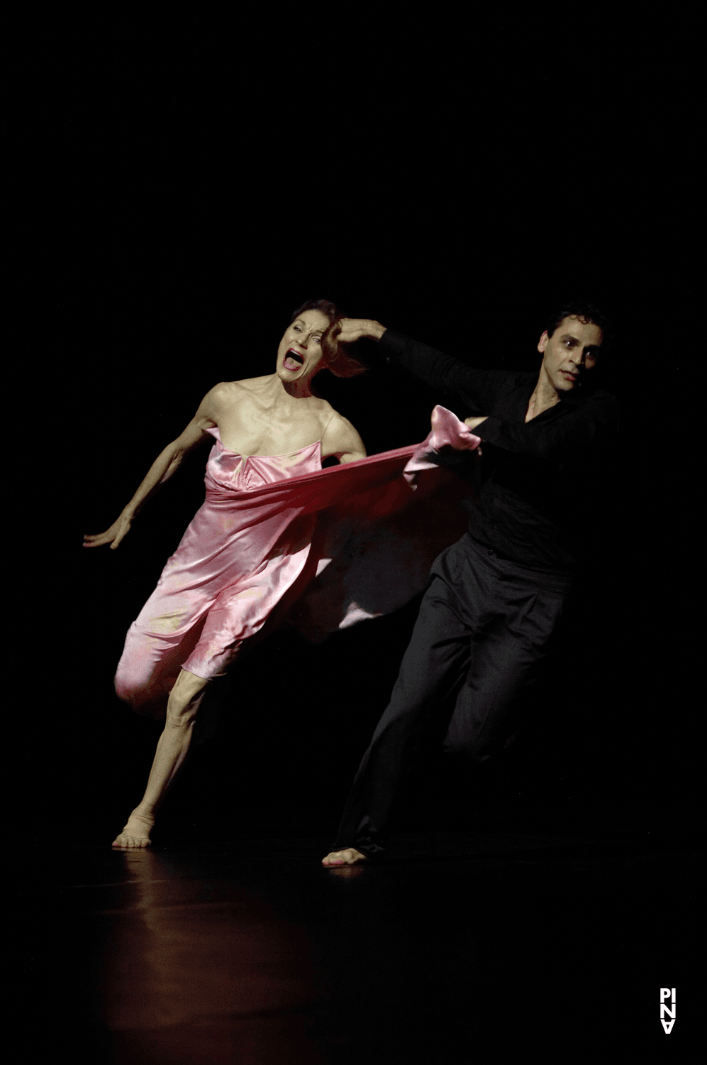 Daphnis Kokkinos et Julie Anne Stanzak dans « 'Sweet Mambo' » de Pina Bausch avec Tanztheater Wuppertal au Schauspielhaus Wuppertal (Allemagne), 29 mai 2008