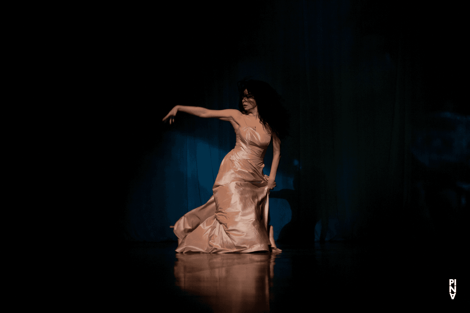 Aida Vainieri in „'Sweet Mambo'“ von Pina Bausch mit Tanztheater Wuppertal im Opernhaus Wuppertal (Deutschland), 9. Februar 2012