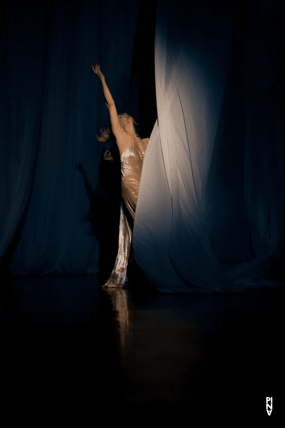 Julie Shanahan in „'Sweet Mambo'“ von Pina Bausch mit Tanztheater Wuppertal im Opernhaus Wuppertal (Deutschland), 9. Februar 2012