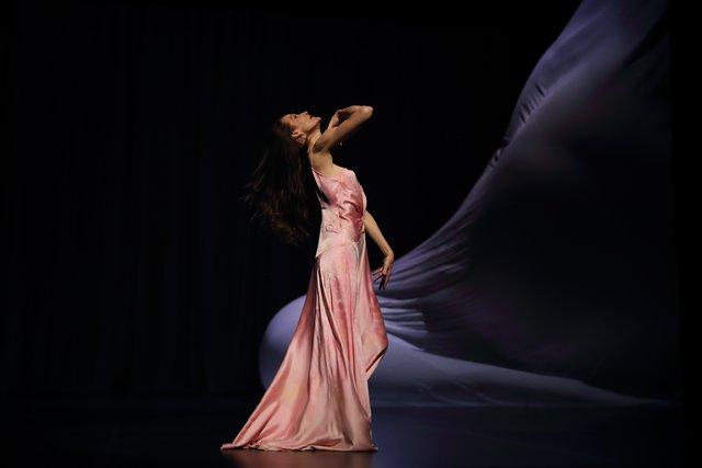Julie Anne Stanzak in „'Sweet Mambo'“ von Pina Bausch mit Tanztheater Wuppertal im Opernhaus Wuppertal (Deutschland), 25. Mai 2022