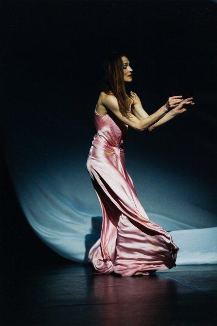 Julie Anne Stanzak in „'Sweet Mambo'“ von Pina Bausch, Spielzeit 2007/08