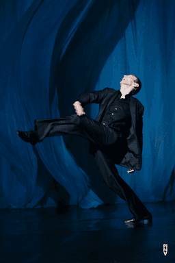 Andrey Berezin in “'Sweet Mambo'” by Pina Bausch, season 2007/08 | Photo: Laszlo Szito