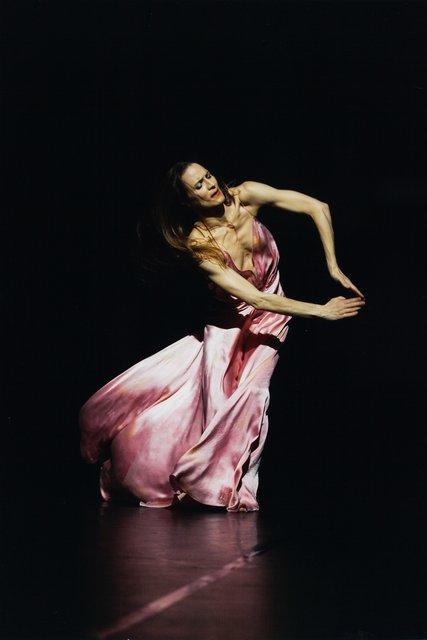 Julie Anne Stanzak in „'Sweet Mambo'“ von Pina Bausch im Schauspielhaus Wuppertal, Spielzeit 2007/08