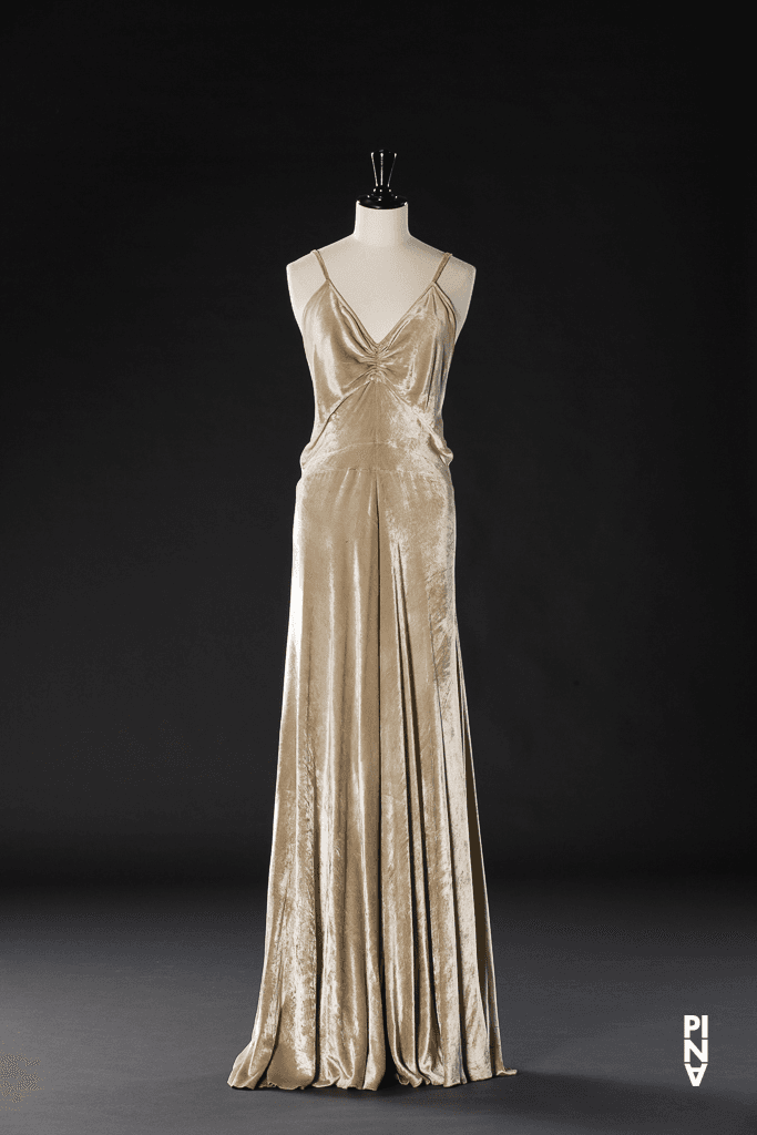 Jupe longue, porté dans Julie Shanahan en « 'Sweet Mambo' » de Pina Bausch