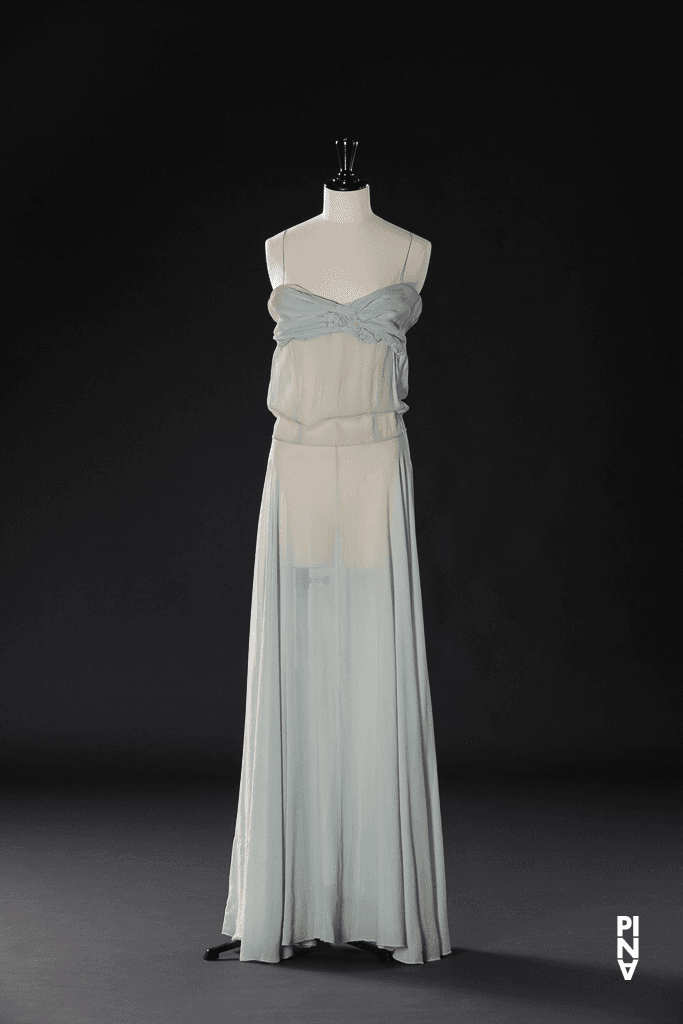 Langes Kleid, getragen von Julie Shanahan in „'Sweet Mambo'“ von Pina Bausch