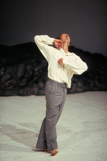 Dominique Mercy in “Masurca Fogo” by Pina Bausch with Tanztheater Wuppertal at Théâtre de la Ville Paris (France), April 23, 1999