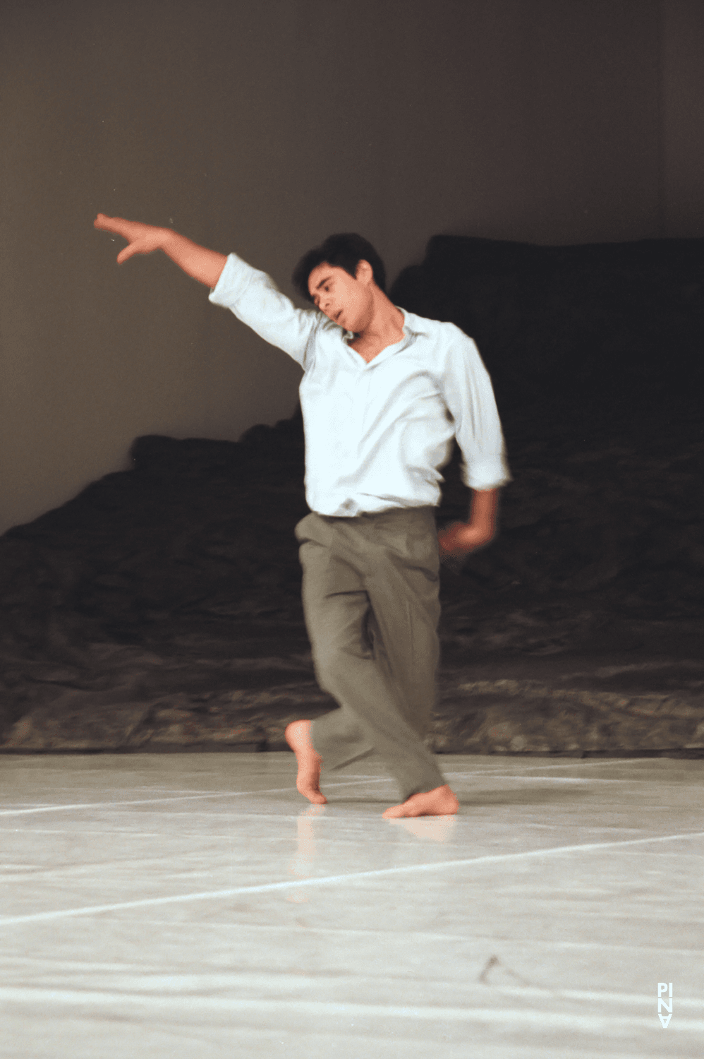 Kenji Takagi in „Masurca Fogo“ von Pina Bausch mit Tanztheater Wuppertal im Aalto Theater Essen (Deutschland), 22. November 2008