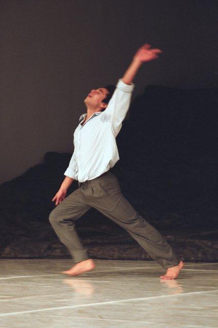 Kenji Takagi in „Masurca Fogo“ von Pina Bausch mit Tanztheater Wuppertal im Aalto Theater Essen (Deutschland), 22. November 2008