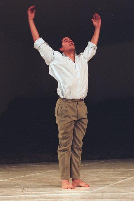 Fernando Suels Mendoza dans « Masurca Fogo » de Pina Bausch avec Tanztheater Wuppertal au Aalto Theater Essen (Allemagne), 22 novembre 2008