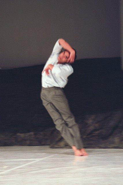 Kenji Takagi in „Masurca Fogo“ von Pina Bausch mit Tanztheater Wuppertal im Aalto Theater Essen (Deutschland), 22. November 2008