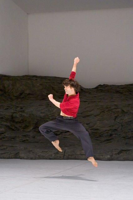 Rainer Behr dans « Masurca Fogo » de Pina Bausch avec Tanztheater Wuppertal au  Théâtre de la Ville Paris (France), 21 novembre 2009