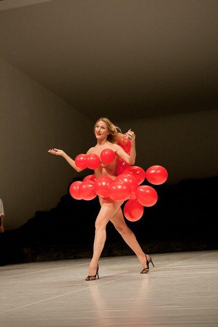 Julie Shanahan dans « Masurca Fogo » de Pina Bausch avec Tanztheater Wuppertal à l'Opernhaus Wuppertal (Allemagne), 19 septembre 2012
