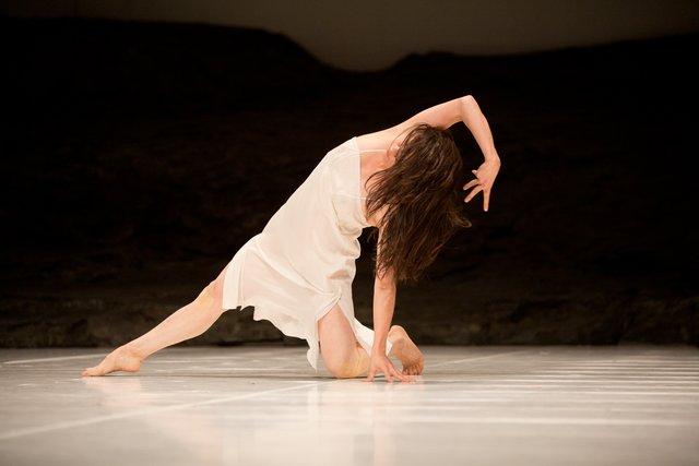 Azusa Seyama dans « Masurca Fogo » de Pina Bausch avec Tanztheater Wuppertal à l'Opernhaus Wuppertal (Allemagne), 19 septembre 2012
