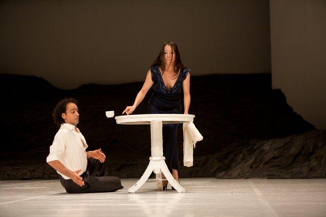 Jorge Puerta Armenta und Azusa Seyama in „Masurca Fogo“ von Pina Bausch mit Tanztheater Wuppertal im Opernhaus Wuppertal (Deutschland), 19. September 2012