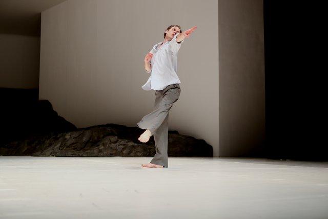 Julian Stierle in „Masurca Fogo“ von Pina Bausch mit Tanztheater Wuppertal im Opernhaus Wuppertal (Deutschland), 28. März 2018