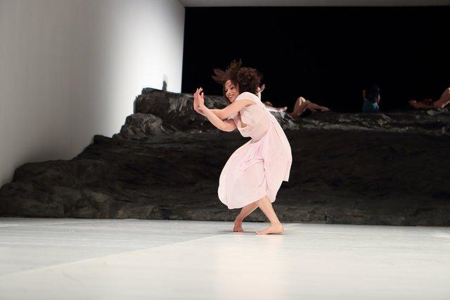 Ophelia Young in „Masurca Fogo“ von Pina Bausch mit Tanztheater Wuppertal im Opernhaus Wuppertal (Deutschland), 28. März 2018