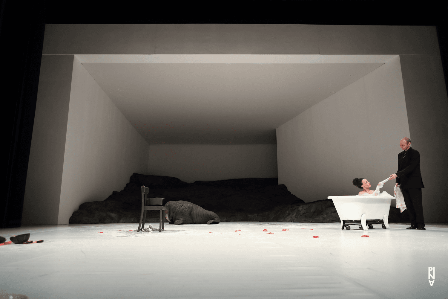 Ophelia Young und Andrey Berezin in „Masurca Fogo“ von Pina Bausch mit Tanztheater Wuppertal im Opernhaus Wuppertal (Deutschland), 28. März 2018