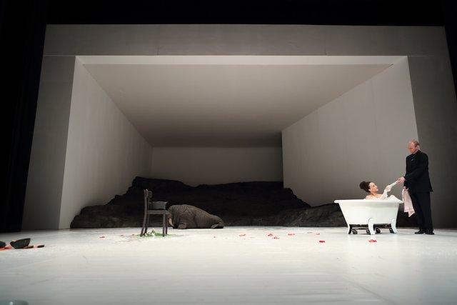 Ophelia Young und Andrey Berezin in „Masurca Fogo“ von Pina Bausch mit Tanztheater Wuppertal im Opernhaus Wuppertal (Deutschland), 28. März 2018