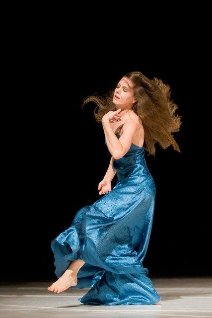 Thusnelda Mercy dans « "... como el musguito en la piedra, ay si, si, si ..." (Comme la mousse sur la pierre) » de Pina Bausch avec Tanztheater Wuppertal à l'Opernhaus Wuppertal (Allemagne), 11 juin 2009
