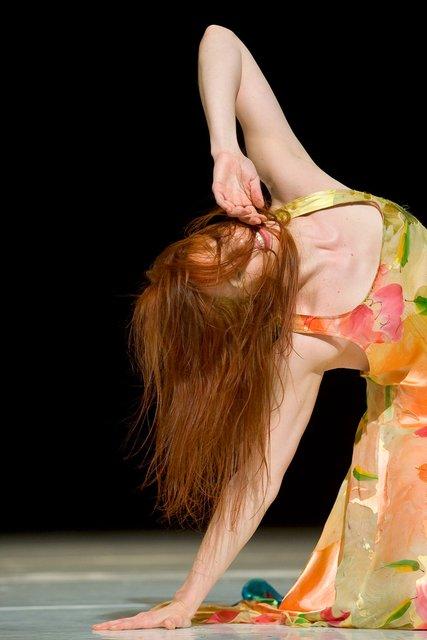 Anna Wehsarg dans « "... como el musguito en la piedra, ay si, si, si ..." (Comme la mousse sur la pierre) » de Pina Bausch avec Tanztheater Wuppertal à l'Opernhaus Wuppertal (Allemagne), 11 juin 2009