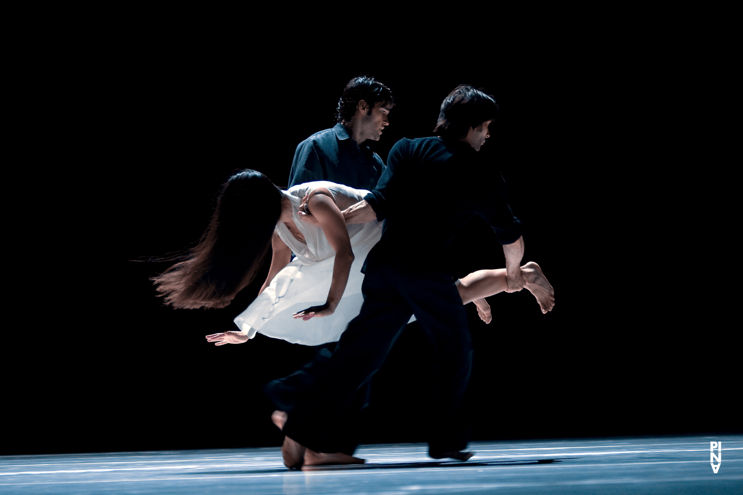 Pau Aran Gimeno und Rainer Behr in „"... como el musguito en la piedra, ay si, si, si ..." (Wie das Moos auf dem Stein)“ von Pina Bausch mit Tanztheater Wuppertal im Opernhaus Wuppertal (Deutschland), 11. Juni 2009