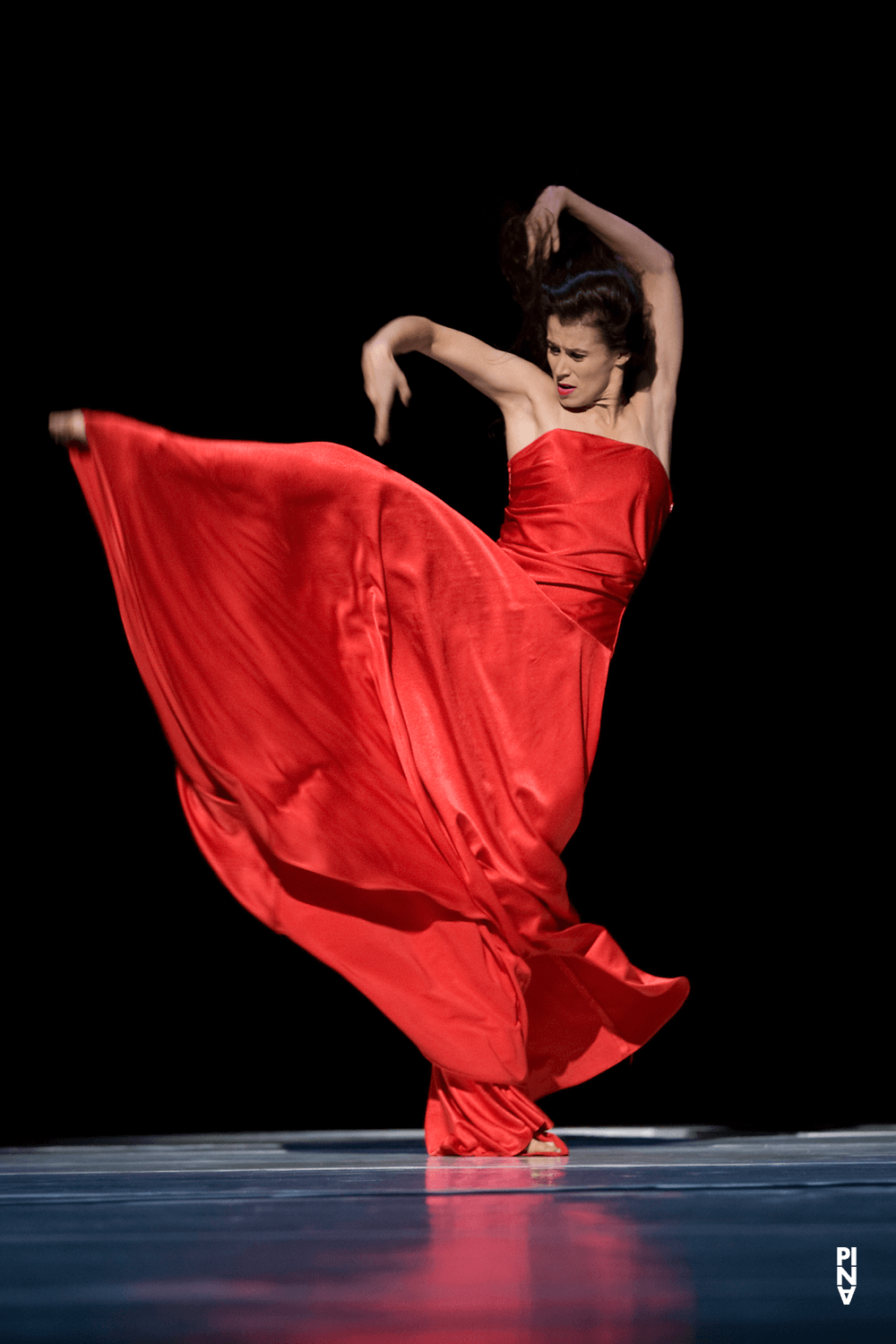 Clémentine Deluy in „"... como el musguito en la piedra, ay si, si, si ..." (Wie das Moos auf dem Stein)“ von Pina Bausch mit Tanztheater Wuppertal im Opernhaus Wuppertal (Deutschland), 11. Juni 2009