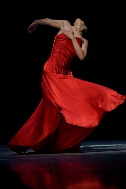 Clémentine Deluy dans « "... como el musguito en la piedra, ay si, si, si ..." (Comme la mousse sur la pierre) » de Pina Bausch avec Tanztheater Wuppertal à l'Opernhaus Wuppertal (Allemagne), 11 juin 2009