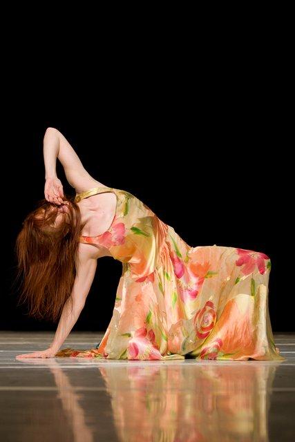 Anna Wehsarg dans « "... como el musguito en la piedra, ay si, si, si ..." (Comme la mousse sur la pierre) » de Pina Bausch avec Tanztheater Wuppertal à l'Opernhaus Wuppertal (Allemagne), 11 juin 2009