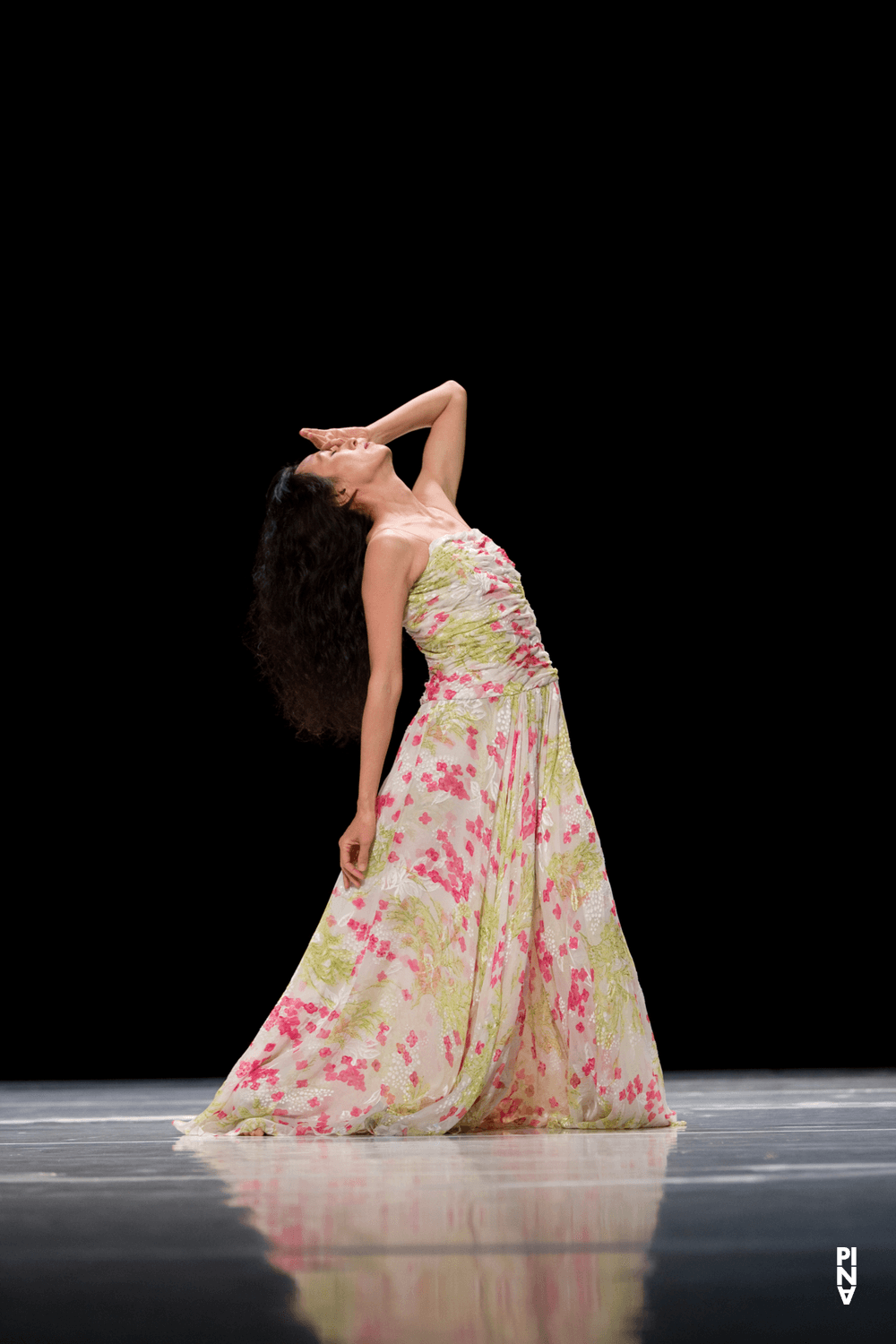 Nayoung Kim in „"... como el musguito en la piedra, ay si, si, si ..." (Wie das Moos auf dem Stein)“ von Pina Bausch mit Tanztheater Wuppertal im Opernhaus Wuppertal (Deutschland), 11. Juni 2009