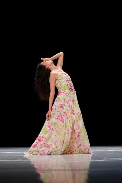 Nayoung Kim dans « "... como el musguito en la piedra, ay si, si, si ..." (Comme la mousse sur la pierre) » de Pina Bausch avec Tanztheater Wuppertal à l'Opernhaus Wuppertal (Allemagne), 11 juin 2009