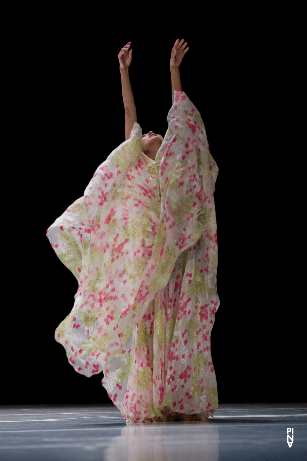 Nayoung Kim in „"... como el musguito en la piedra, ay si, si, si ..." (Wie das Moos auf dem Stein)“ von Pina Bausch mit Tanztheater Wuppertal im Opernhaus Wuppertal (Deutschland), 11. Juni 2009