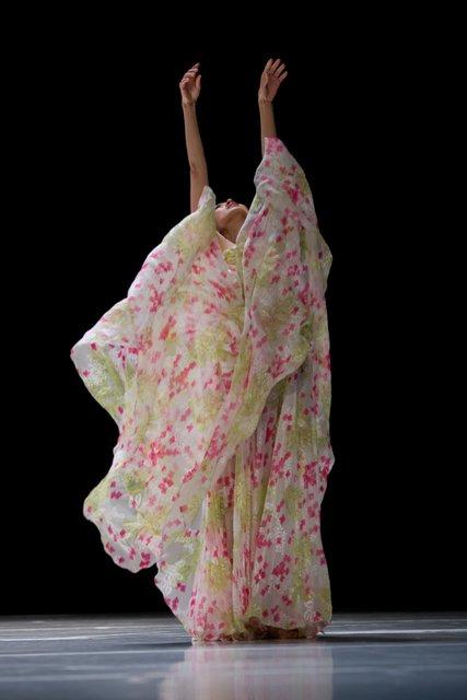 Nayoung Kim dans « "... como el musguito en la piedra, ay si, si, si ..." (Comme la mousse sur la pierre) » de Pina Bausch avec Tanztheater Wuppertal à l'Opernhaus Wuppertal (Allemagne), 11 juin 2009