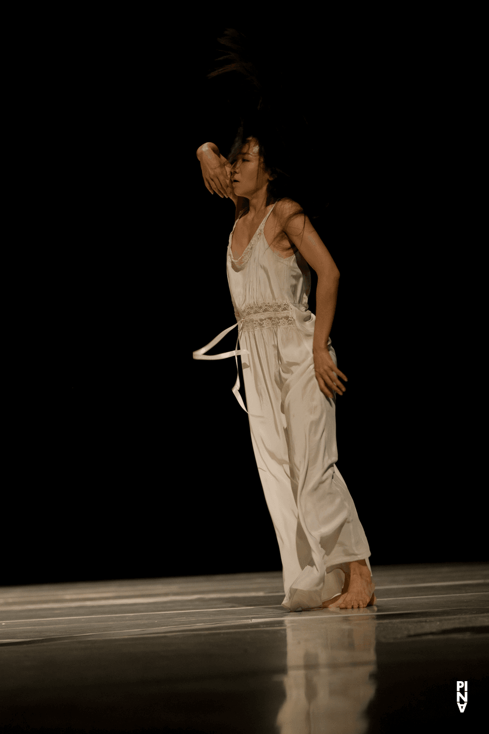 Tsai-Chin Yu in „"... como el musguito en la piedra, ay si, si, si ..." (Wie das Moos auf dem Stein)“ von Pina Bausch mit Tanztheater Wuppertal im Opernhaus Wuppertal (Deutschland), 11. Juni 2009