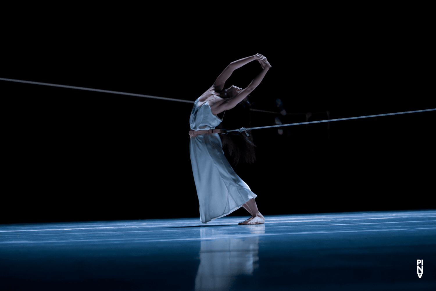 Tsai-Chin Yu dans « "... como el musguito en la piedra, ay si, si, si ..." (Comme la mousse sur la pierre) » de Pina Bausch avec Tanztheater Wuppertal à l'Opernhaus Wuppertal (Allemagne), 11 juin 2009