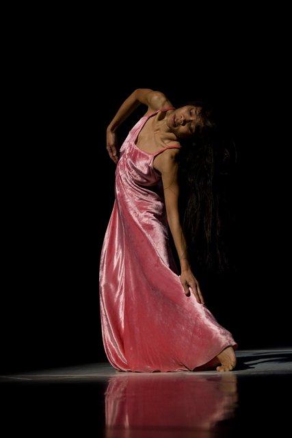 Ditta Miranda Jasjfi dans « "... como el musguito en la piedra, ay si, si, si ..." (Comme la mousse sur la pierre) » de Pina Bausch avec Tanztheater Wuppertal à l'Opernhaus Wuppertal (Allemagne), 11 juin 2009