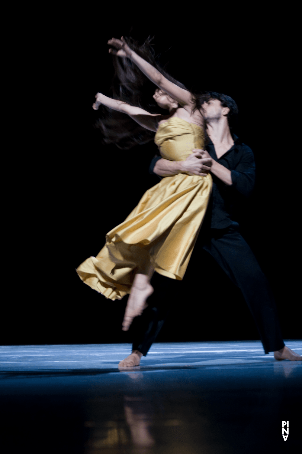 Damiano Ottavio Bigi und Silvia Farias Heredia in „"... como el musguito en la piedra, ay si, si, si ..." (Wie das Moos auf dem Stein)“ von Pina Bausch mit Tanztheater Wuppertal im Opernhaus Wuppertal (Deutschland), 11. Juni 2009