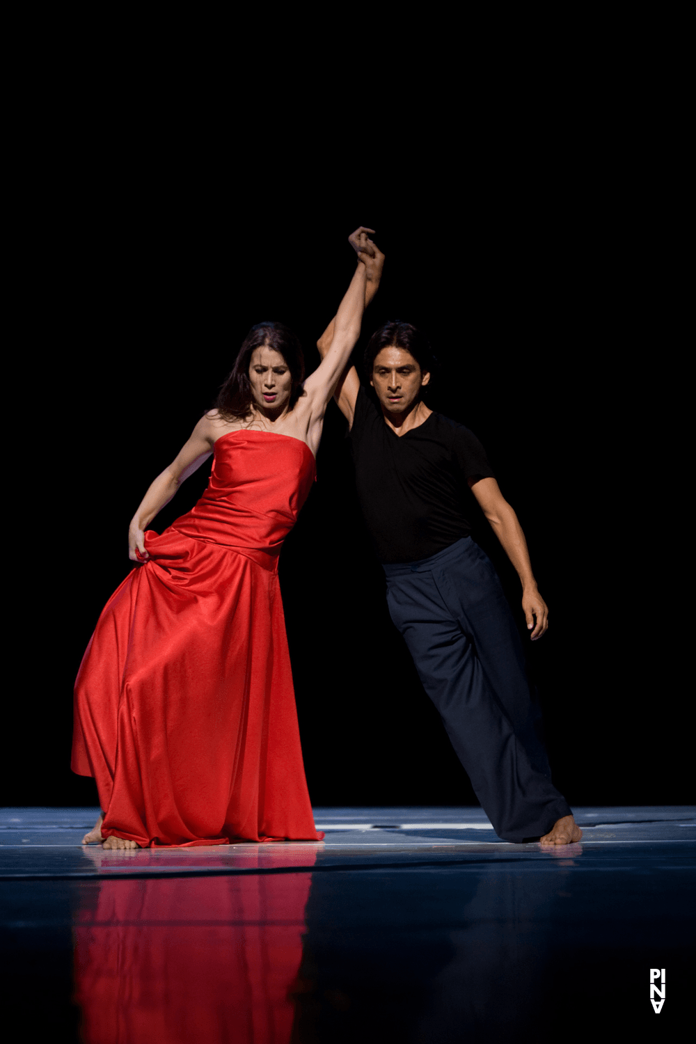 Eddie Martinez und Clémentine Deluy in „"... como el musguito en la piedra, ay si, si, si ..." (Wie das Moos auf dem Stein)“ von Pina Bausch mit Tanztheater Wuppertal im Opernhaus Wuppertal (Deutschland), 11. Juni 2009