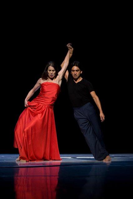 Eddie Martinez und Clémentine Deluy in „"... como el musguito en la piedra, ay si, si, si ..." (Wie das Moos auf dem Stein)“ von Pina Bausch mit Tanztheater Wuppertal im Opernhaus Wuppertal (Deutschland), 11. Juni 2009