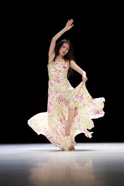 Nayoung Kim in „"... como el musguito en la piedra, ay si, si, si ..." (Wie das Moos auf dem Stein)“ von Pina Bausch mit Tanztheater Wuppertal im Opernhaus Wuppertal (Deutschland), 2. Juni 2011