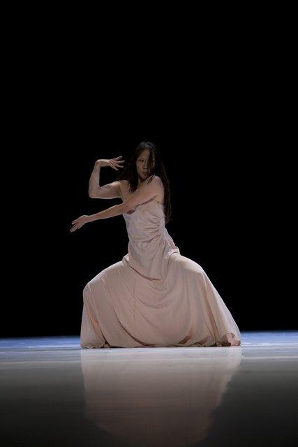 Azusa Seyama dans « "... como el musguito en la piedra, ay si, si, si ..." (Comme la mousse sur la pierre) » de Pina Bausch avec Tanztheater Wuppertal à l'Opernhaus Wuppertal (Allemagne), 2 juin 2011