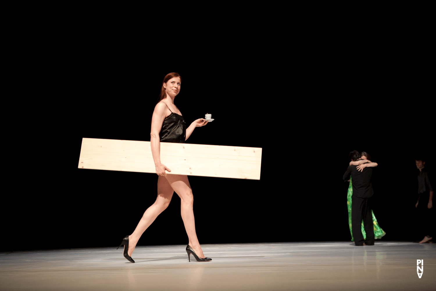 Anna Wehsarg in „"... como el musguito en la piedra, ay si, si, si ..." (Wie das Moos auf dem Stein)“ von Pina Bausch mit Tanztheater Wuppertal im Opernhaus Wuppertal (Deutschland), 2. Juni 2011