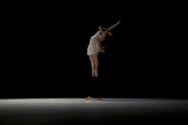 Silvia Farias Heredia dans « "... como el musguito en la piedra, ay si, si, si ..." (Comme la mousse sur la pierre) » de Pina Bausch avec Tanztheater Wuppertal à l'Opernhaus Wuppertal (Allemagne), 2 juin 2011