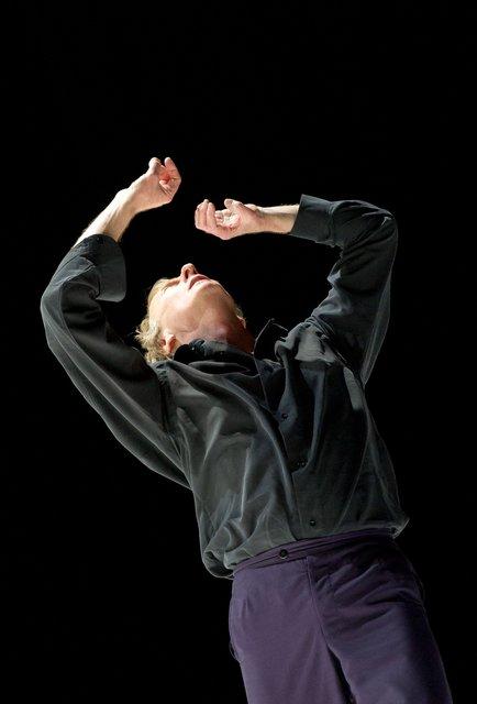 Dominique Mercy dans « "... como el musguito en la piedra, ay si, si, si ..." (Comme la mousse sur la pierre) » de Pina Bausch avec Tanztheater Wuppertal au  Théâtre de la Ville Paris (France), 21 juin 2011
