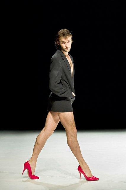 Pablo Aran Gimeno dans « "... como el musguito en la piedra, ay si, si, si ..." (Comme la mousse sur la pierre) » de Pina Bausch avec Tanztheater Wuppertal au  Théâtre de la Ville Paris (France), 21 juin 2011