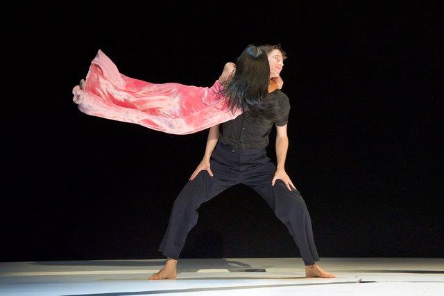 Ditta Miranda Jasjfi und Aleš Čuček in „"... como el musguito en la piedra, ay si, si, si ..." (Wie das Moos auf dem Stein)“ von Pina Bausch mit Tanztheater Wuppertal im Théâtre de la Ville Paris (Frankreich), 21. Juni 2011