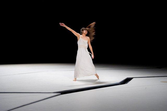 Tsai-Chin Yu in „"... como el musguito en la piedra, ay si, si, si ..." (Wie das Moos auf dem Stein)“ von Pina Bausch mit Tanztheater Wuppertal im Théâtre de la Ville Paris (Frankreich), 21. Juni 2011