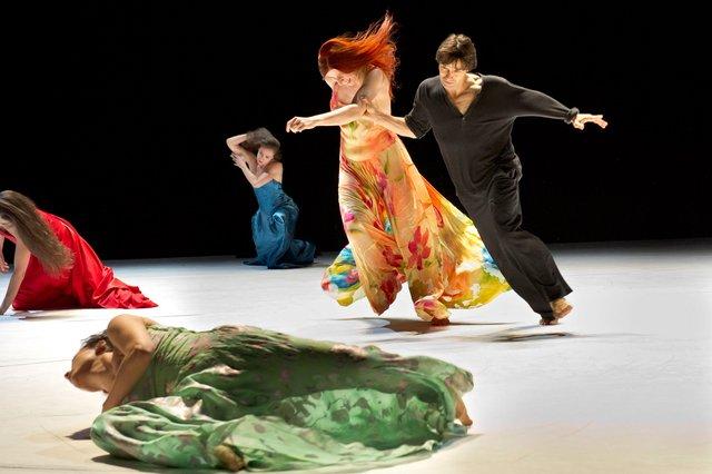 Rainer Behr, Anna Wehsarg und Thusnelda Mercy in „"... como el musguito en la piedra, ay si, si, si ..." (Wie das Moos auf dem Stein)“ von Pina Bausch mit Tanztheater Wuppertal im Théâtre de la Ville Paris (Frankreich), 21. Juni 2011