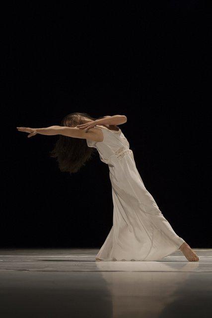 Tsai-Chin Yu in „"... como el musguito en la piedra, ay si, si, si ..." (Wie das Moos auf dem Stein)“ von Pina Bausch mit Tanztheater Wuppertal im Opernhaus Wuppertal (Deutschland), 25. September 2014